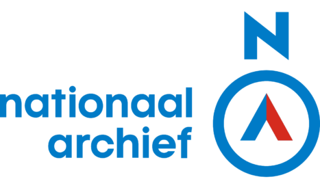 Logo van het Nationaal Archief, met blauwe tekst en een cirkelvormig symbool met daarin een gestileerde rode en blauwe „A”, met daarboven een blauwe „N”.