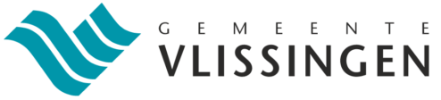 Het logo van de gemeente Vlissingen, bestaande uit drie turquoise golfvormen en de tekst „GEMEENTE VLISSINGEN” in zwarte letters.
