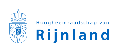 Logo van het Hoogheemraadschap van Rijnland, bestaande uit een wapenschild met een blauwe leeuw en een kroon, aangevuld met blauwe tekst op een witte achtergrond.
