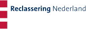 Het logo van Reclassering Nederland, bestaande uit drie rode verticale strepen en de naam van de organisatie in blauwe en grijze letters op een lichte achtergrond.