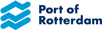 Het logo van de Haven van Rotterdam met links drie blauwe geometrische vormen en rechts de tekst „Port of Rotterdam“ in vetgedrukte blauwe letters.