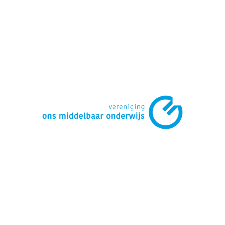 Blauw, rond logo met een gestileerde „O“ en „M“, naast de tekst „vereniging ons middelbaar onderwijs“ op een witte achtergrond.