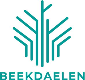 Een gestileerd, geometrisch boomlogo in blauwgroen boven het woord „BEEKDAELEN” in hoofdletters op een witte achtergrond.