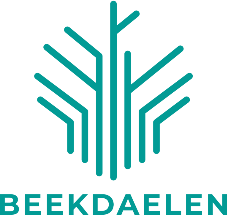 Een gestileerd, geometrisch boomlogo in blauwgroen boven het woord „BEEKDAELEN” in hoofdletters op een witte achtergrond.