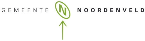 Logo van de gemeente Noordenveld met een groene, gestileerde „N“ in een schuinstaande ovaal en een pijl eronder, met aan beide zijden zwarte tekst.