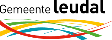 Logo voor de gemeente Leudal met kleurrijke gebogen lijnen onder de tekst „Gemeente Leudal” in zwarte letters, met groene, gele, rode, lichtblauwe en donkerblauwe krullende lijnen.