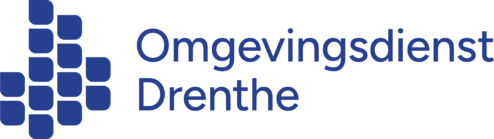 Logo van Omgevingsdienst Drenthe met aan de linkerkant blauwe geometrische vormen en aan de rechterkant de naam van de organisatie in blauwe letters.