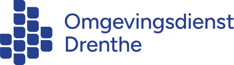 Logo van Omgevingsdienst Drenthe met aan de linkerkant blauwe geometrische vormen en aan de rechterkant de naam van de organisatie in blauwe letters.