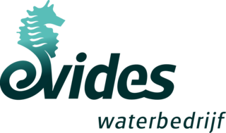Het logo van Evides Waterbedrijf met een gestileerde zeepaardjesafbeelding en de tekst „Evides Waterbedrijf” in groene letters Het logo van Evides Waterbedrijf met een gestileerde zeepaardjesafbeelding en de tekst „Evides Waterbedrijf” in groene letters.
