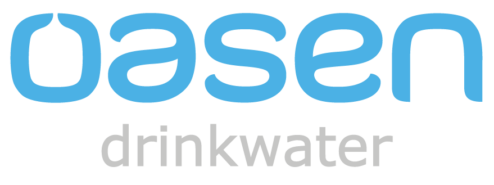 Op de afbeelding staat de blauwe tekst "oasen" boven de grijze tekst "drinkwater" op een witte achtergrond.