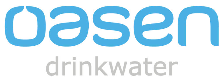 Op de afbeelding staat de blauwe tekst "oasen" boven de grijze tekst "drinkwater" op een witte achtergrond Op de afbeelding staat de blauwe tekst "oasen" boven de grijze tekst "drinkwater" op een witte achtergrond.