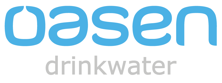 Op de afbeelding staat de blauwe tekst "oasen" boven de grijze tekst "drinkwater" op een witte achtergrond.