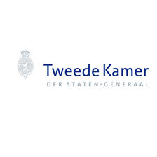 Logo van de Tweede Kamer, met de Nederlandse tekst „Tweede Kamer der Staten-Generaal” en een grijs embleem aan de linkerkant Logo van de Tweede Kamer, met de Nederlandse tekst „Tweede Kamer der Staten-Generaal” en een grijs embleem aan de linkerkant.