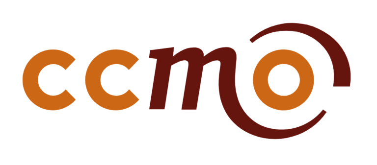 Logo met de kleine letters „ccmo“ in oranje en donkerbruin, waarbij de „o“ wordt omcirkeld door een gedeeltelijke bruine boog.