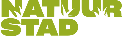 Groene blokletters die samen het woord „NATUUR STAD“ vormen, met gestileerde grasvormen die in de letters van het bovenste woord zijn verwerkt.