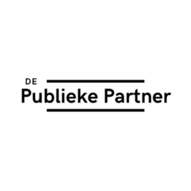 Het logo bestaat uit zwarte tekst met de tekst „De Publieke Partner“, met horizontale lijnen boven en onder „Publieke Partner“ op een witte achtergrond.
