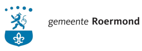 Het wapen van de gemeente Roermond, met een blauwe leeuw boven een schild met links een fleur-de-lis en rechts de tekst „gemeente Roermond”.