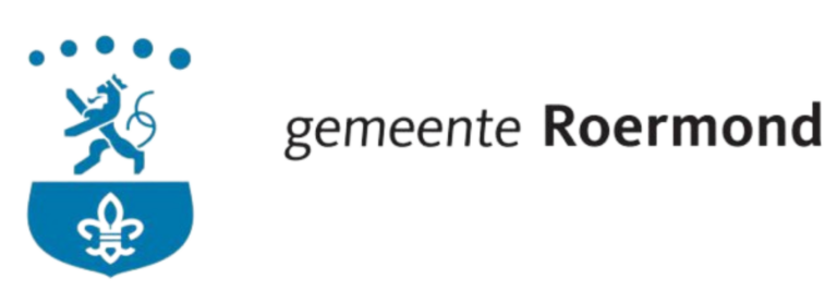 Het wapen van de gemeente Roermond, met een blauwe leeuw boven een schild met links een fleur-de-lis en rechts de tekst „gemeente Roermond”.