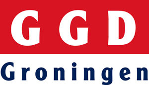 Logo met grote witte letters ‘GGD’ op een rode achtergrond boven het woord ‘Groningen’ in blauw op een witte achtergrond.