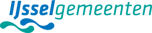 Het logo van IJsselgemeenten met gestileerde blauwe en blauwgroene tekst en golvende lijnen eronder, die water of een rivier symboliseren.